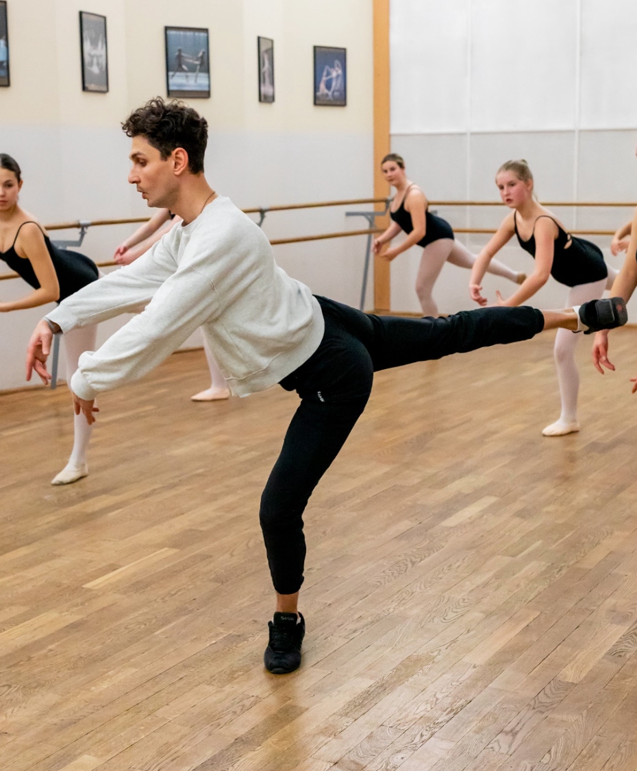 Георгий показывает движение у станка